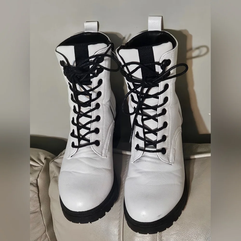 ❤️💜Mia Pennelopie White Combat Plataform Boots‎ Sz 6.5 Women’s.❤️💜